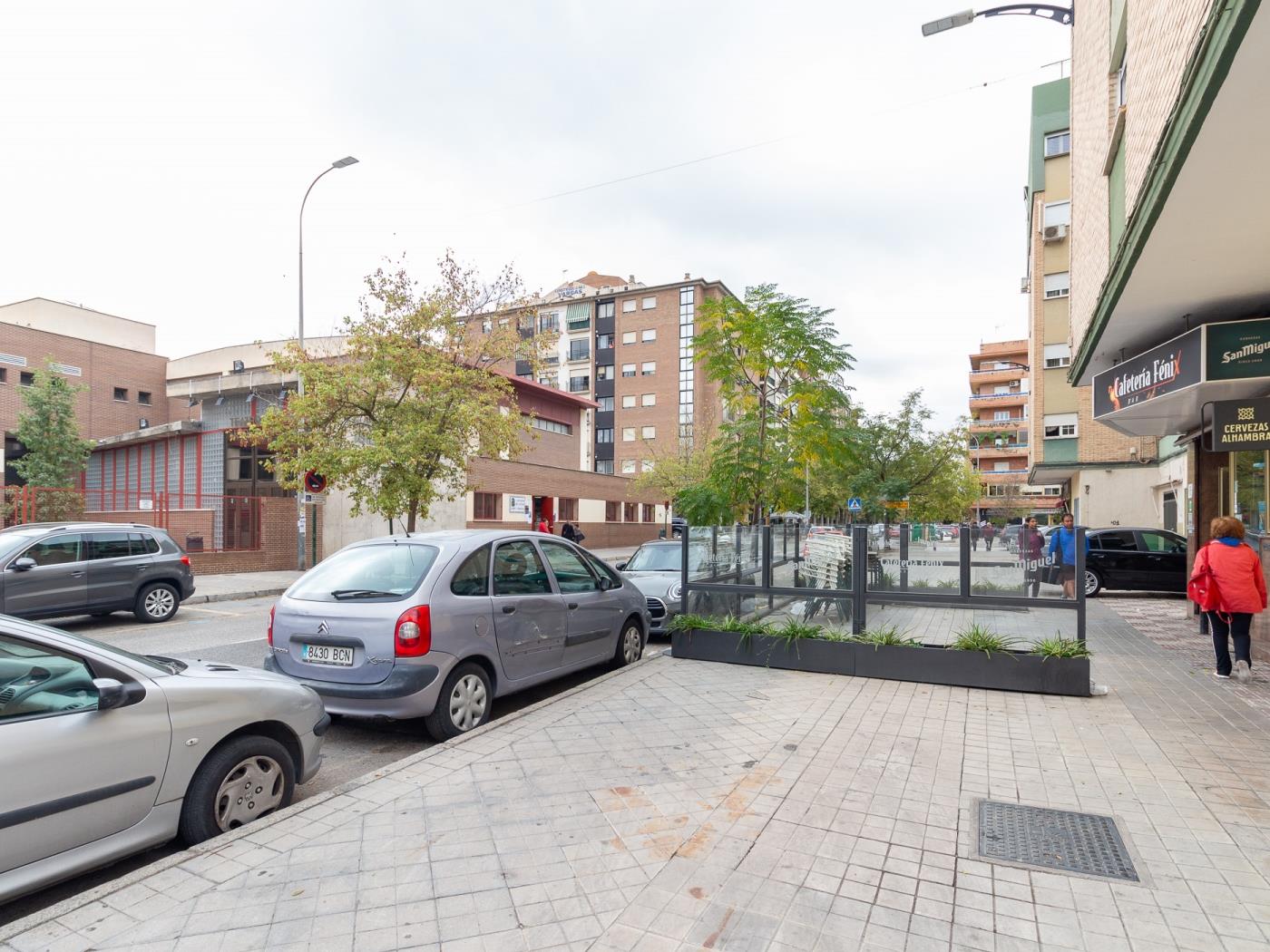 Local commercial de 44 m² prêt à emménager, situé rue du Peintre à Granada