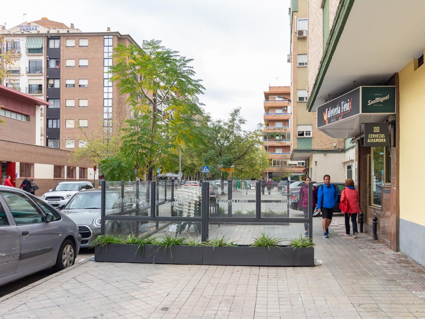 Local commercial de 44 m² prêt à emménager, situé rue du Peintre à Granada