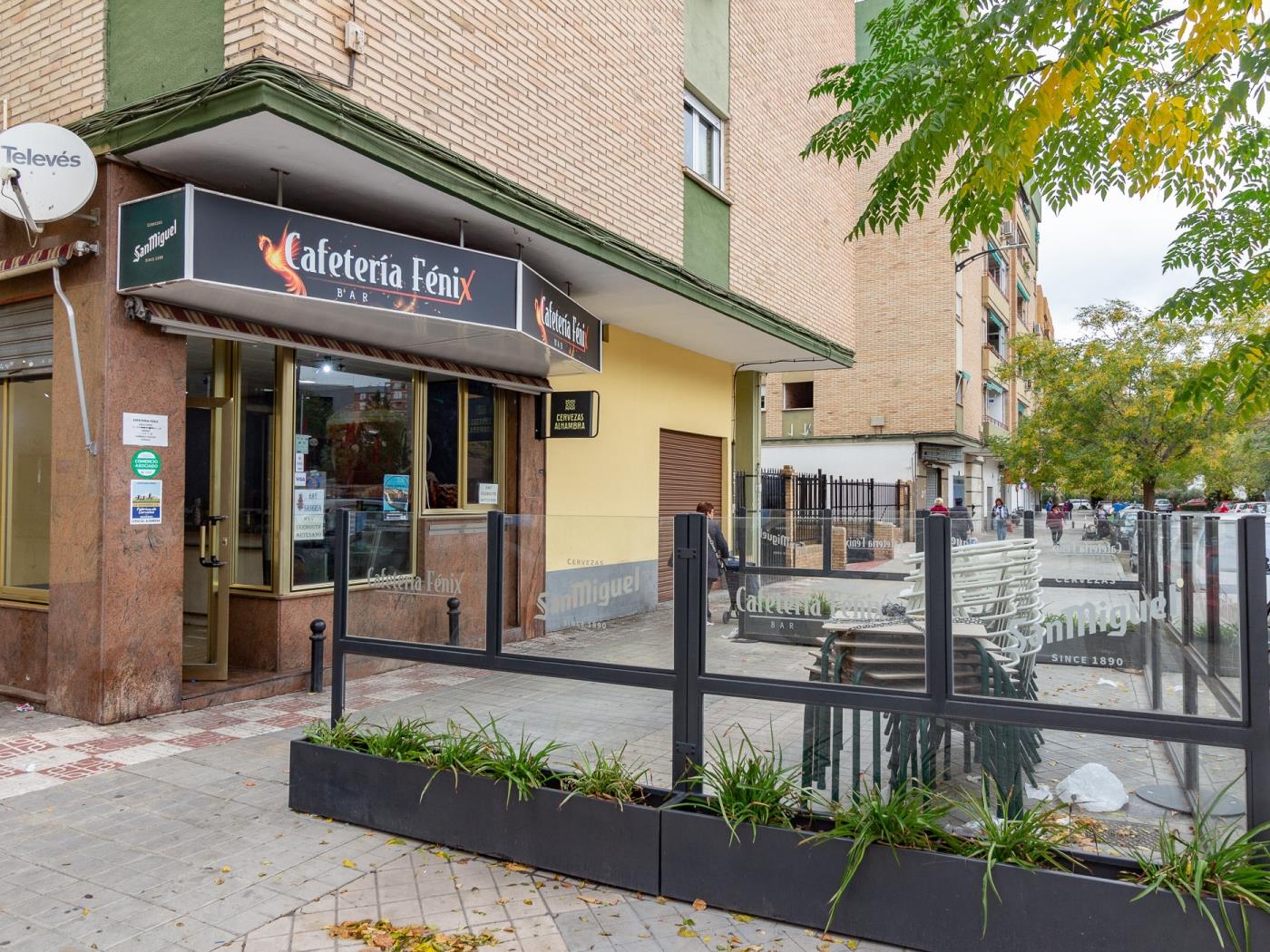 Local commercial de 44 m² prêt à emménager, situé rue du Peintre à Granada