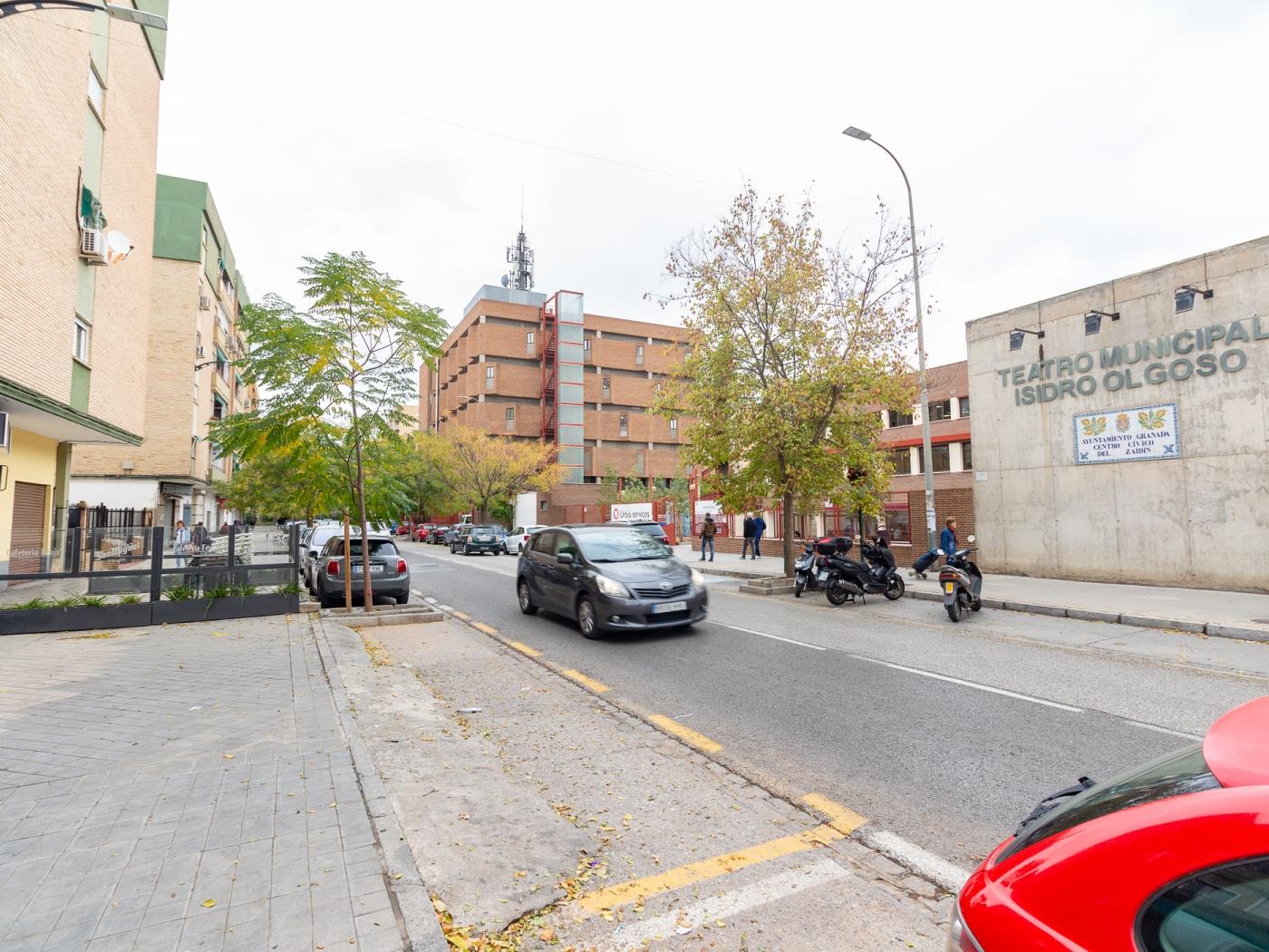 Local commercial de 44 m² prêt à emménager, situé rue du Peintre à Granada