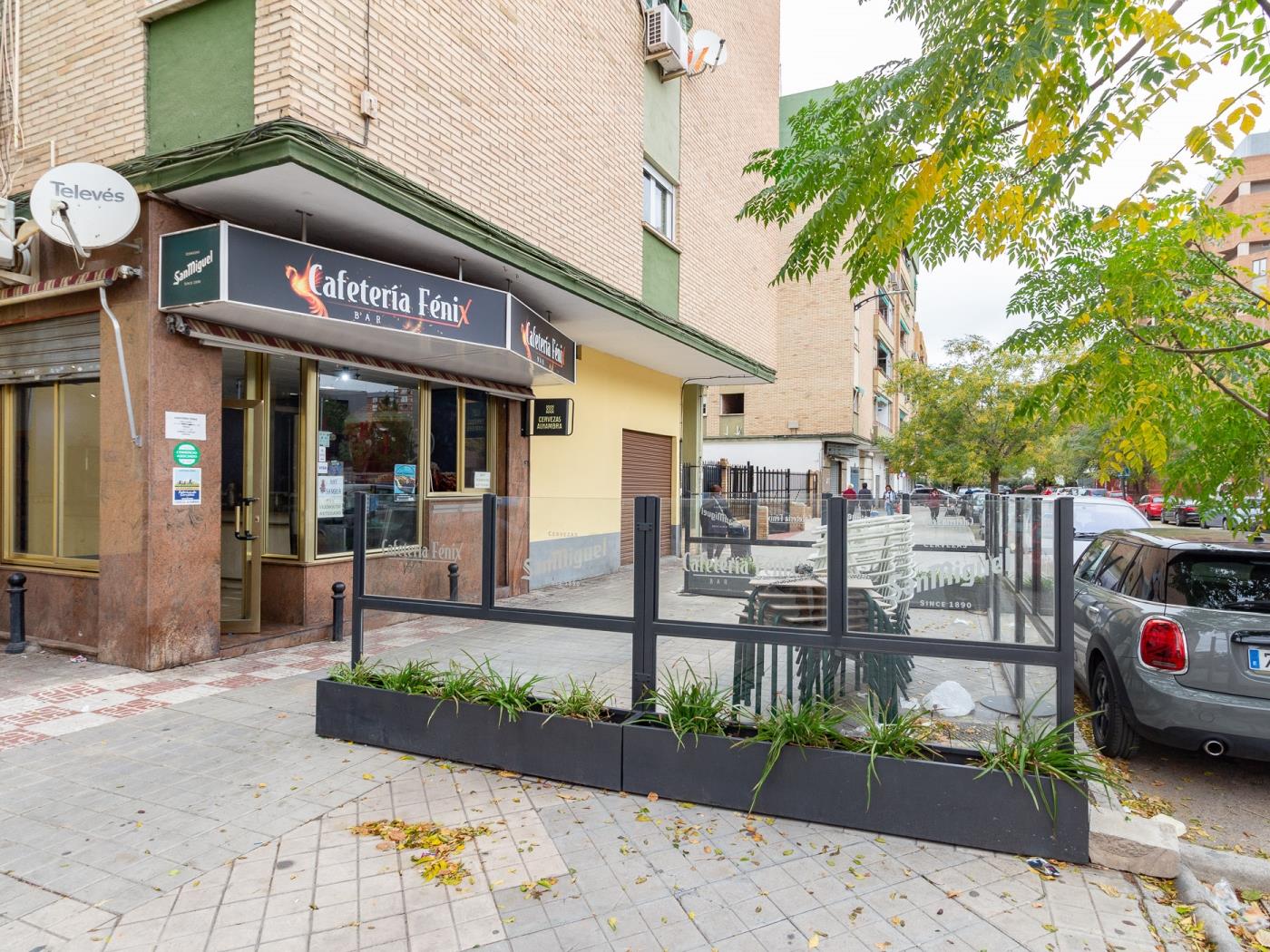 Local commercial de 44 m² prêt à emménager, situé rue du Peintre à Granada