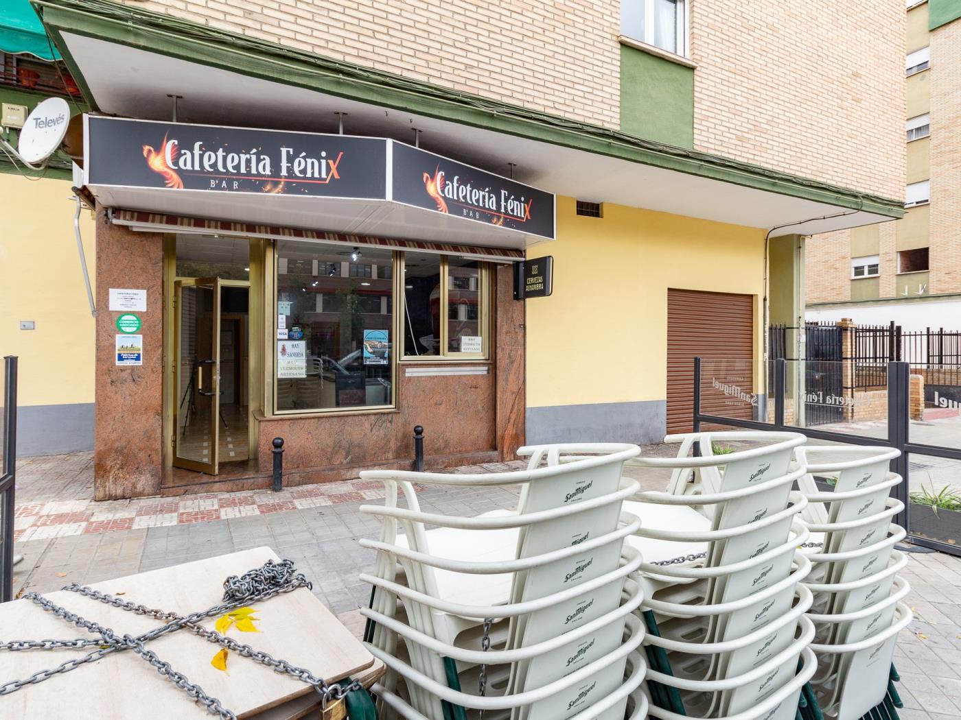 Local commercial de 44 m² prêt à emménager, situé rue du Peintre à Granada
