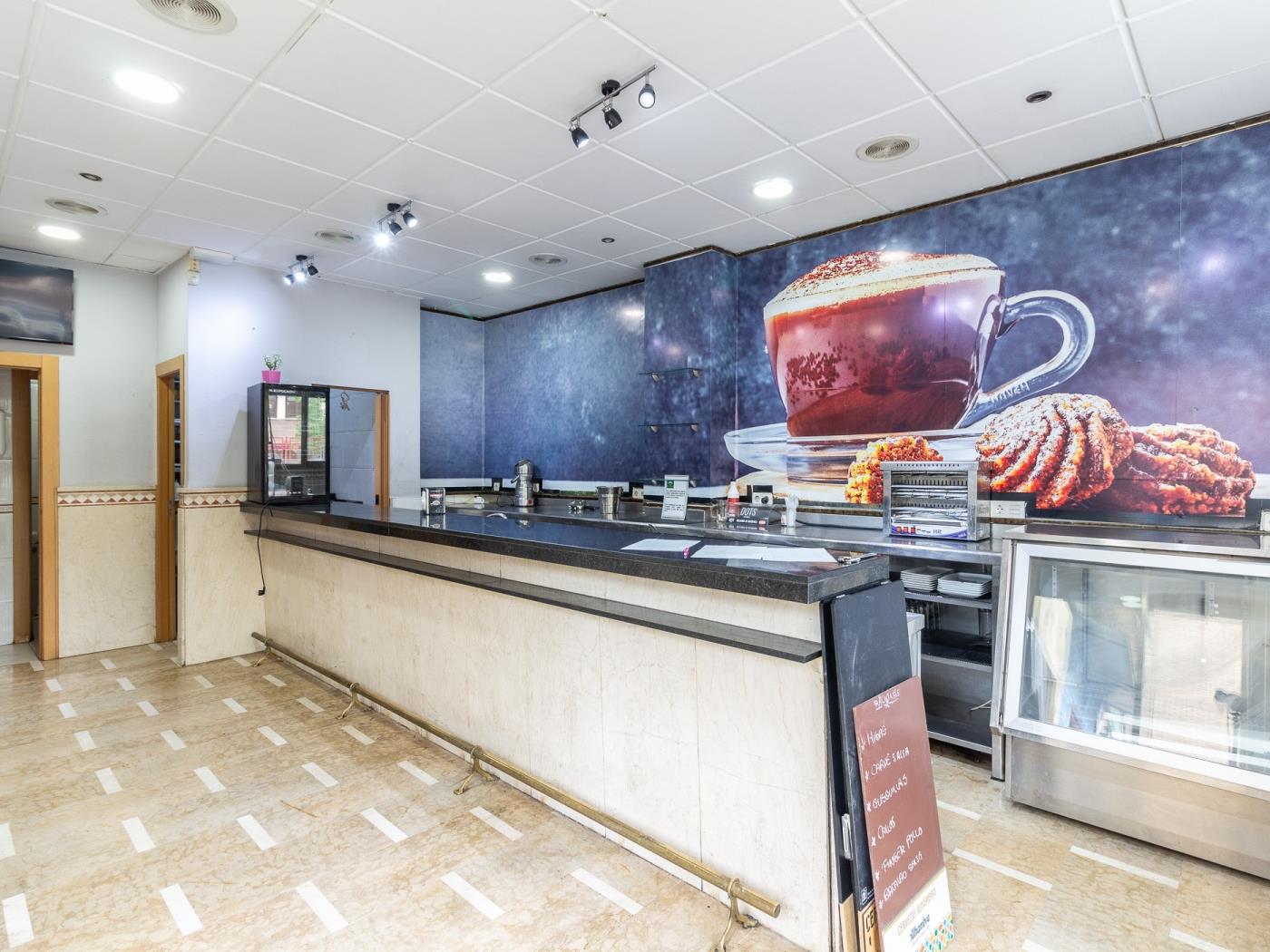 Local commercial de 44 m² prêt à emménager, situé rue du Peintre à Granada