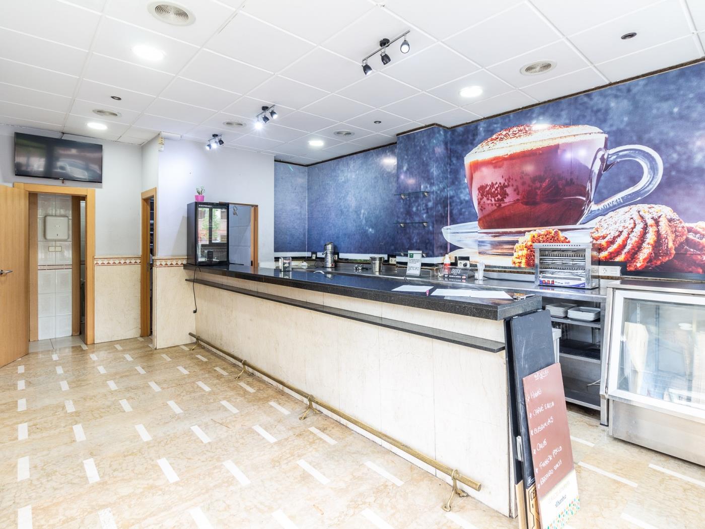 Local commercial de 44 m² prêt à emménager, situé rue du Peintre à Granada