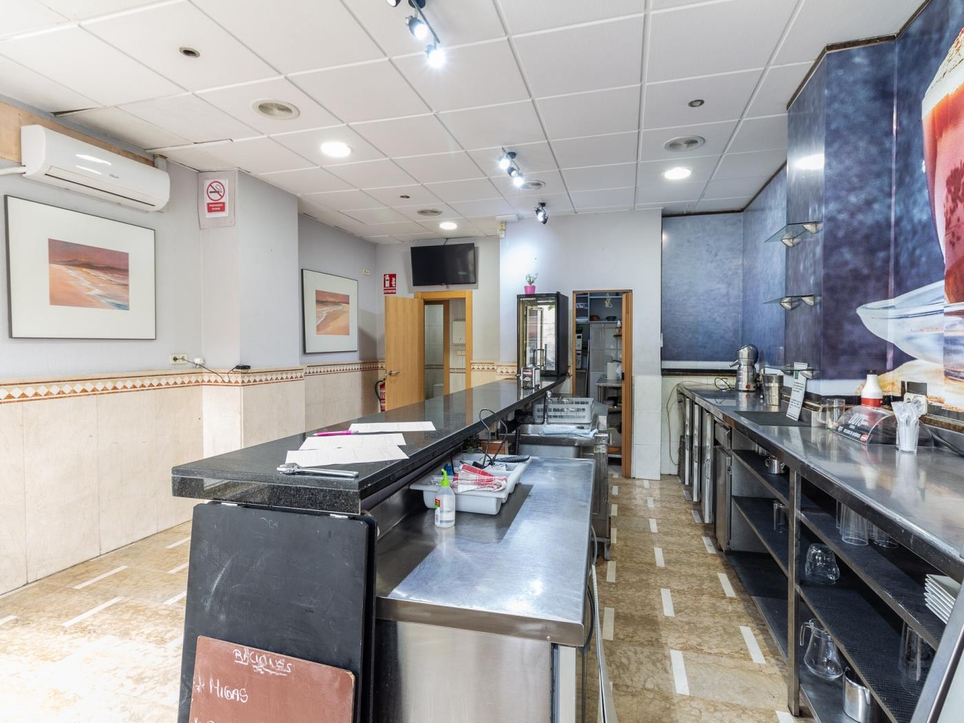 Local commercial de 44 m² prêt à emménager, situé rue du Peintre à Granada