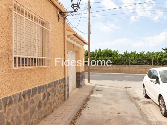Charmantes Haus mit Innenhof, Terrasse und Garage in Motril in Motril