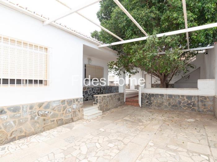Charmantes Haus mit Innenhof, Terrasse und Garage in Motril in Motril