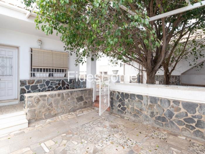 Charmantes Haus mit Innenhof, Terrasse und Garage in Motril in Motril