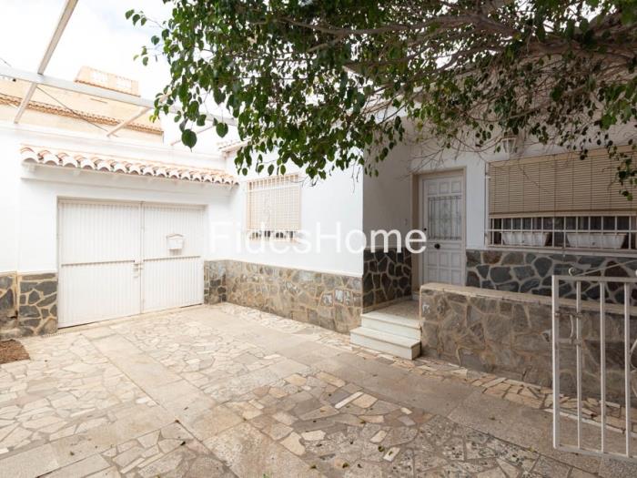 Charmantes Haus mit Innenhof, Terrasse und Garage in Motril in Motril