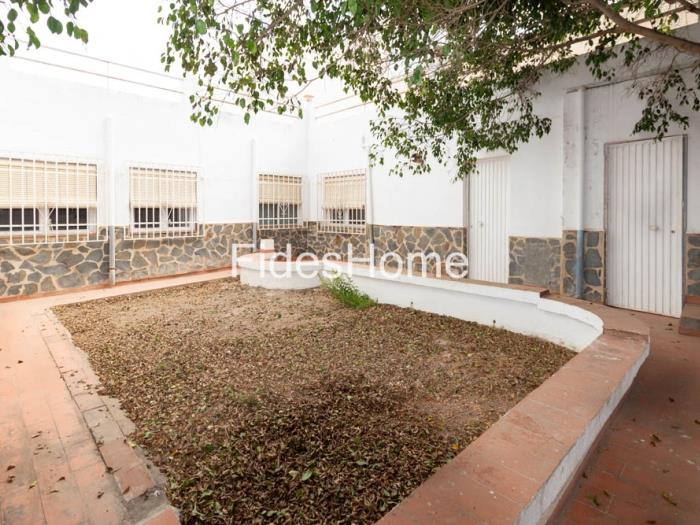 Charmantes Haus mit Innenhof, Terrasse und Garage in Motril in Motril