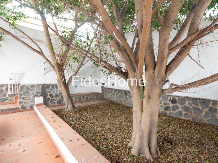 Charmantes Haus mit Innenhof, Terrasse und Garage in Motril in Motril