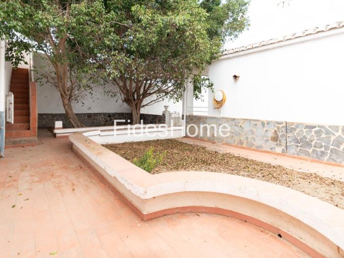 Charmantes Haus mit Innenhof, Terrasse und Garage in Motril in Motril