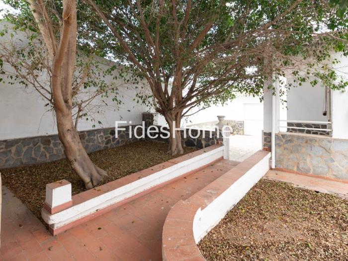 Charmantes Haus mit Innenhof, Terrasse und Garage in Motril in Motril