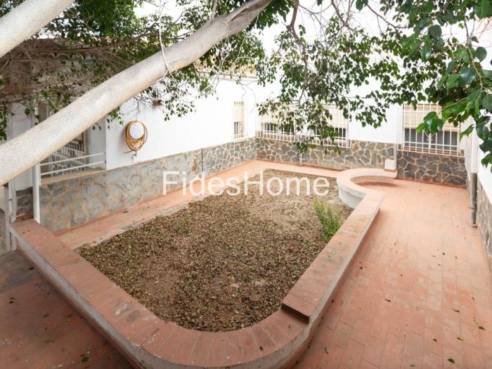 Charmantes Haus mit Innenhof, Terrasse und Garage in Motril in Motril