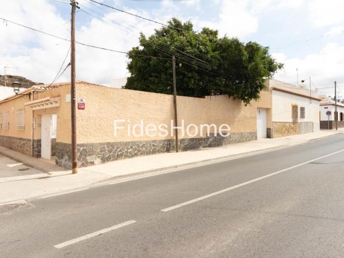 Charmantes Haus mit Innenhof, Terrasse und Garage in Motril in Motril